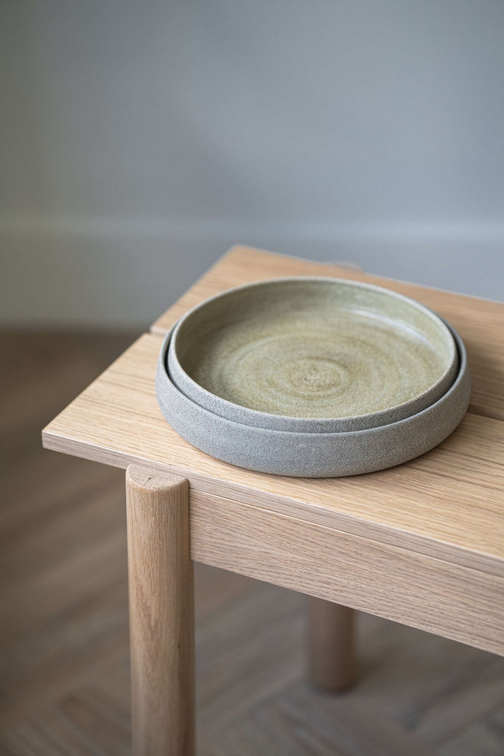 Stoneware Salad Plates with High Sides "Concrete"
