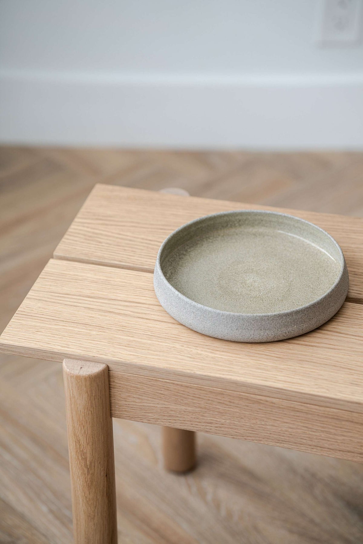 Stoneware Salad Plates with High Sides "Concrete"